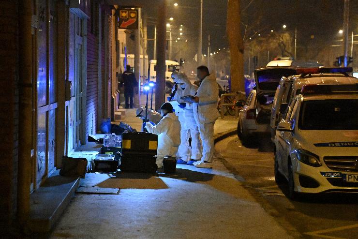 Kssel tmadtak rendrkre Budapesten, egyikk meghalt